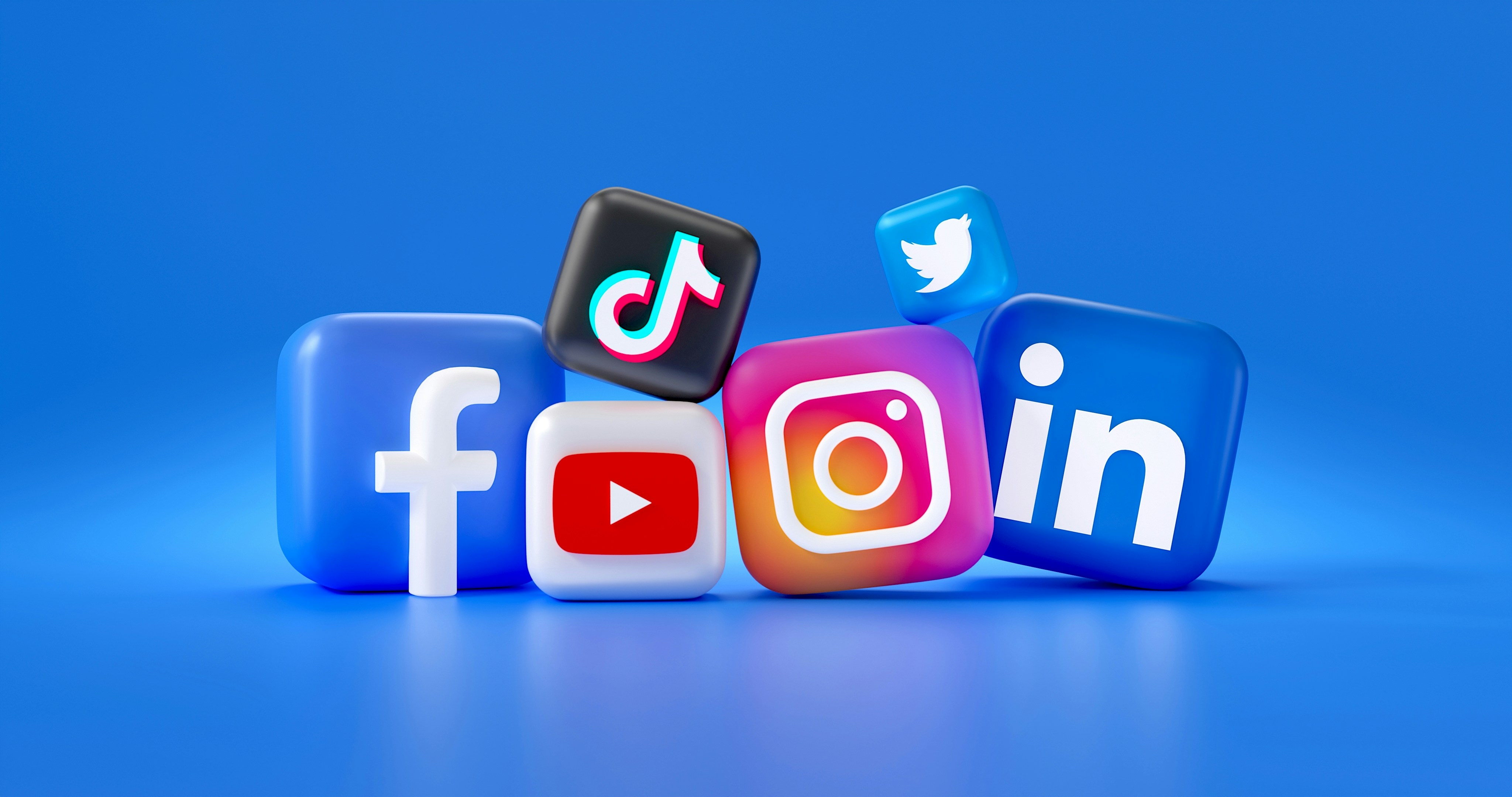 Web, redes sociales o ambas: dónde debe estar tu negocio en 2026